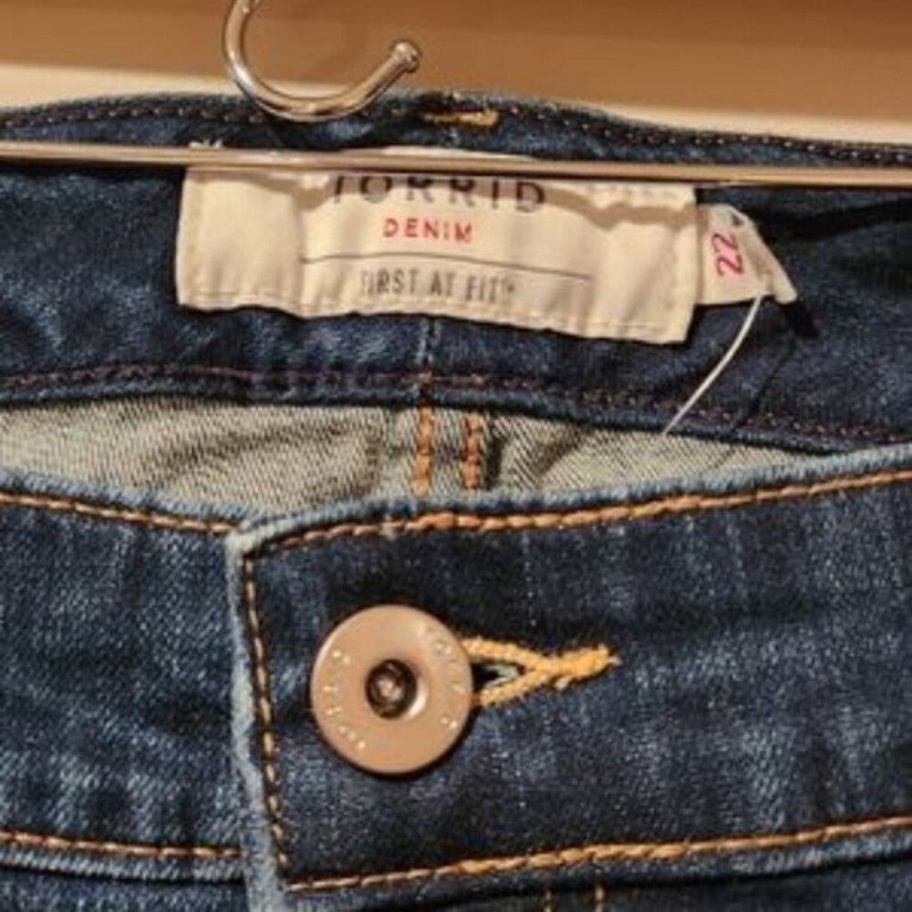 TORRID Bermuda denim boyfriend distressed low rise jean shorts size 22 - Picture 5 of 10